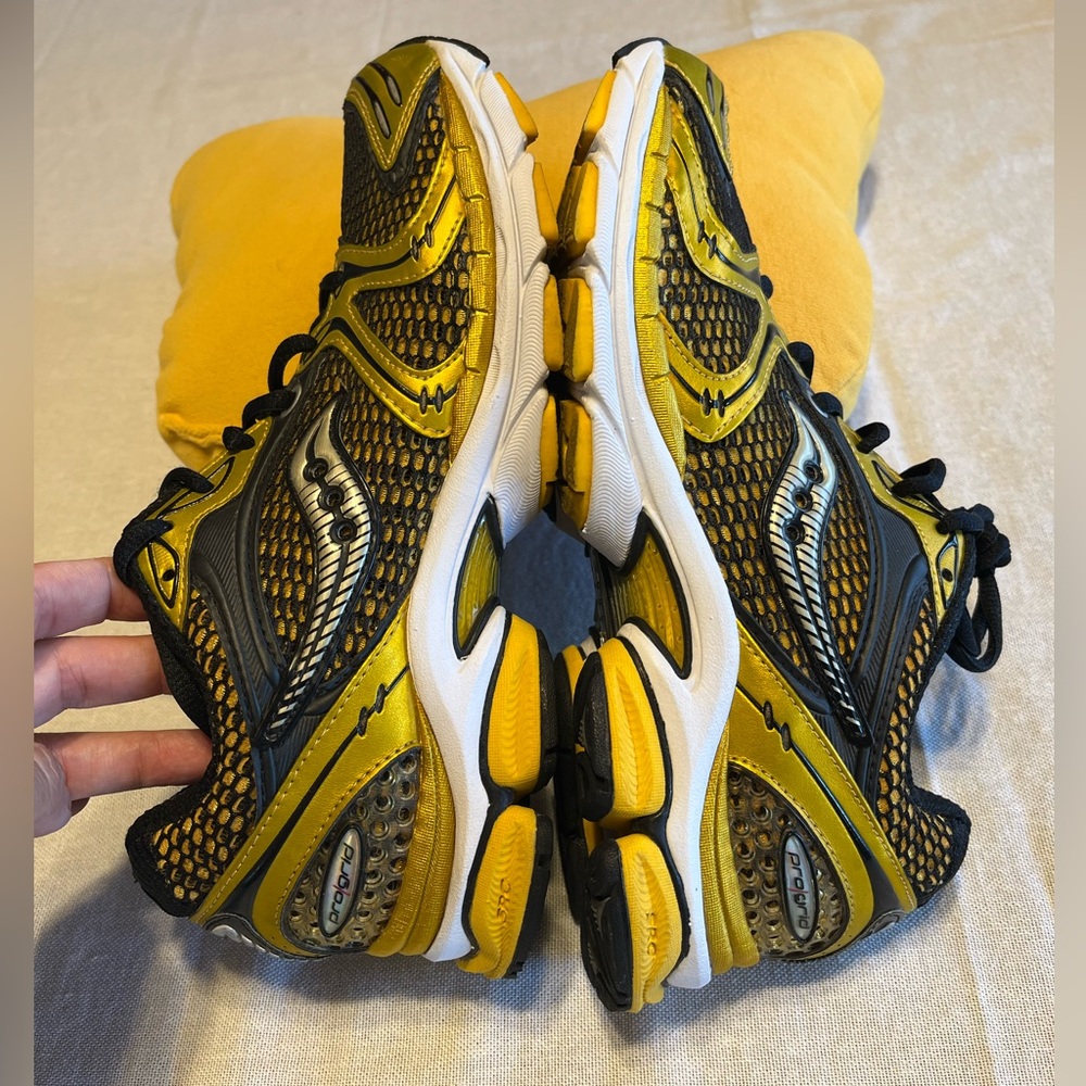 Saucony Pro Grid Triumph 4 Running Shoes